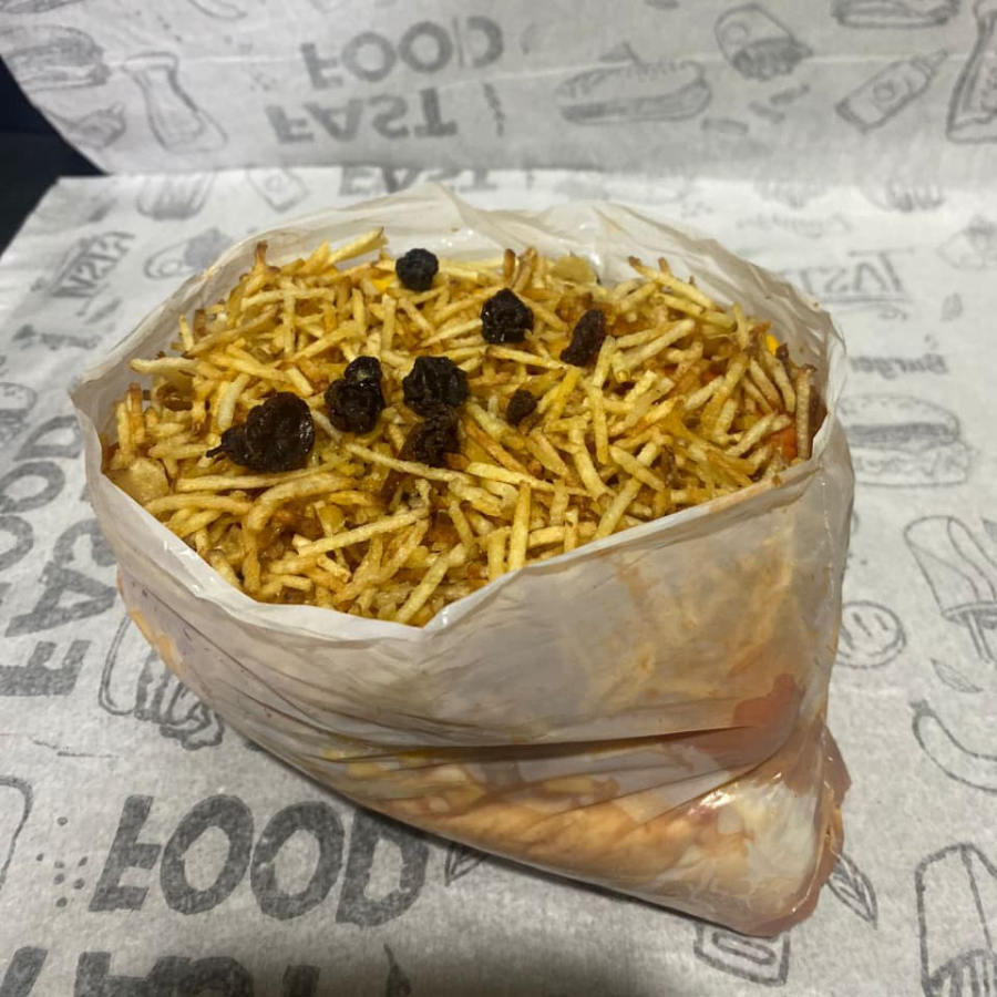 pão, 1 salsicha, frango, bacon, queijo, milho, azeitona, batata palha, uva passas.