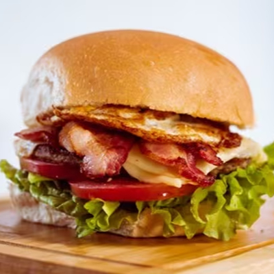 Pão de Hambúrguer Brioche, Bacon, Ovo e Alface e Tomate.