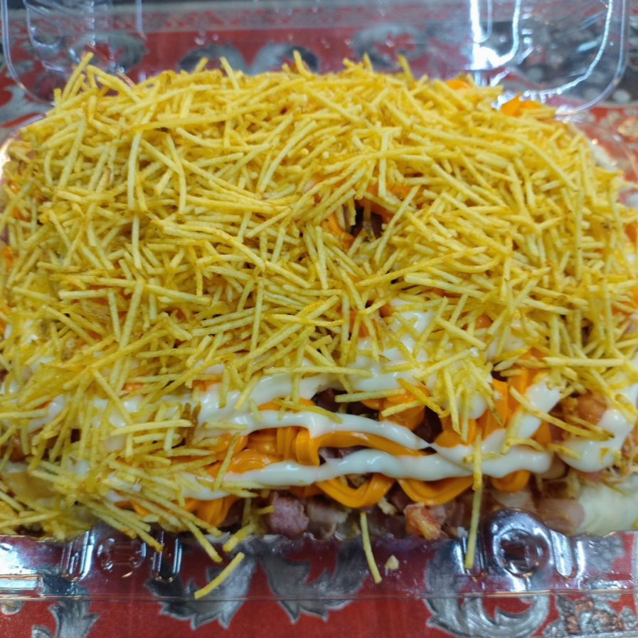 Pão Aberto De 20 Cm, 4 Vinas, Purê, Maionese, Cebola, Tomate, Milho, Bacon, Frango, Calabresa, Opção De Catupiry Ou Cheddar E Batata Palha.