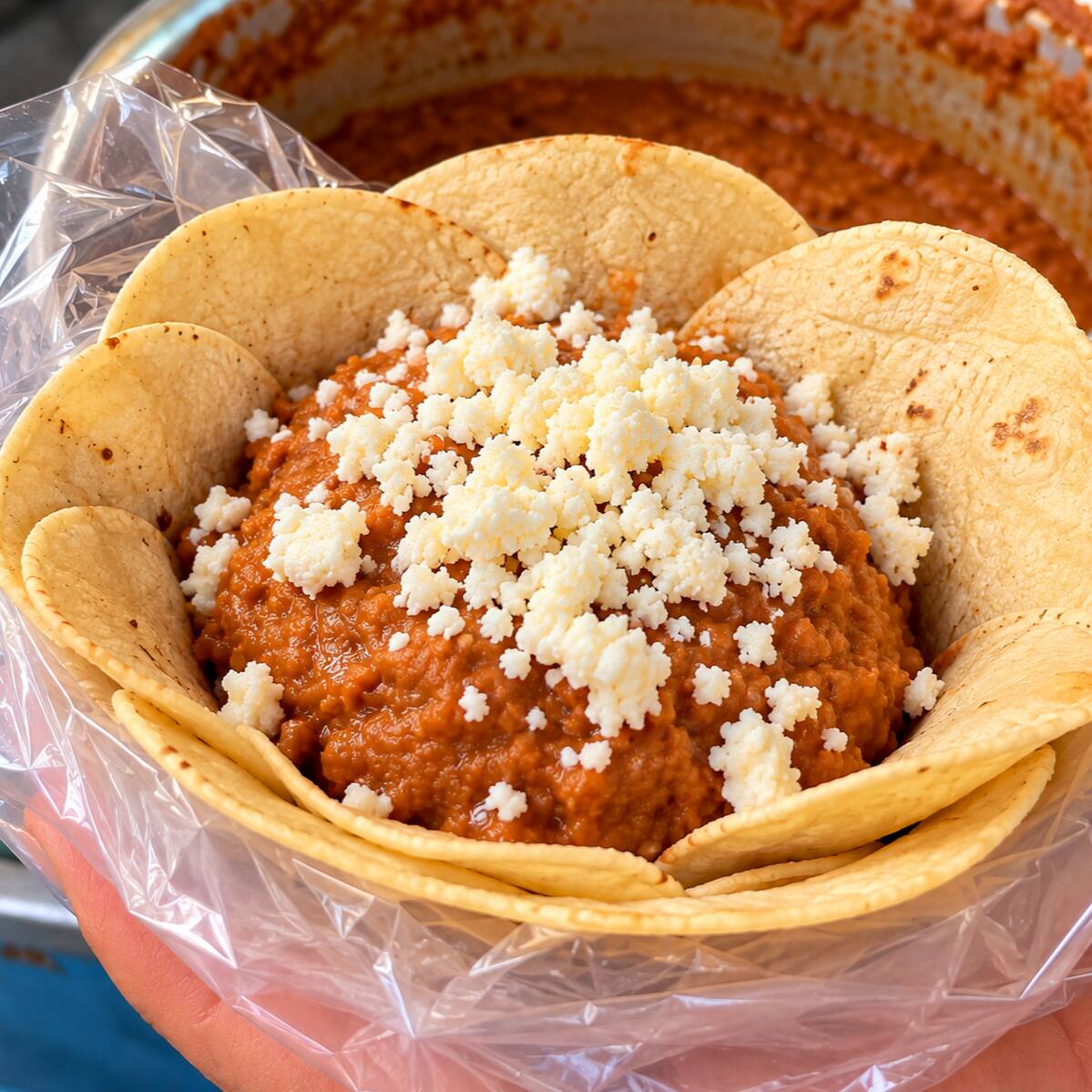 BOLA DE FRIJOLES CON QUESO
