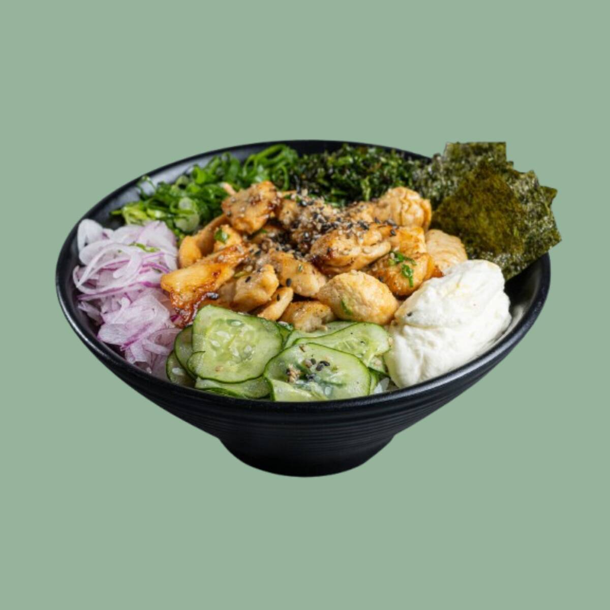 Frango grelhado em cubos, couve crispy cebola roxa, sunomono, nori, cebolinha, cream cheese e mix de gergelim. Base de shari (arroz japones temperado)
