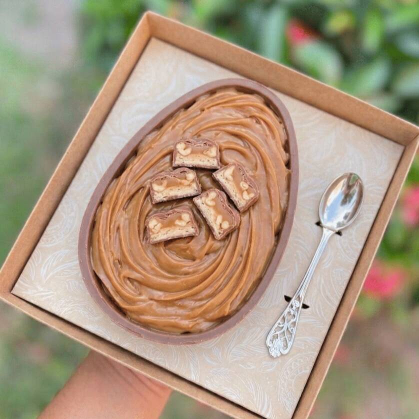 A combinação de doce de leite com snicker para deixar sua Páscoa ainda mais saborosa! Escolha o tamanho que deseja. Fazendo essa compra você recebe um brinde especial <3