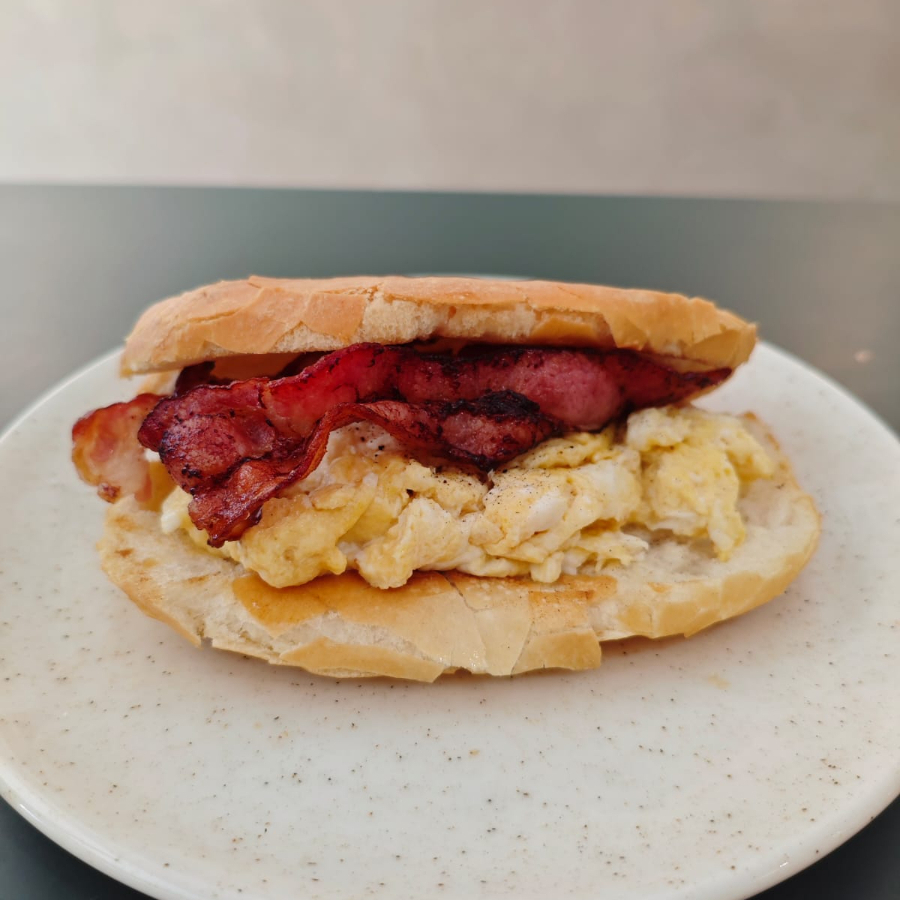 Pão francês, ovo, queijo e bacon