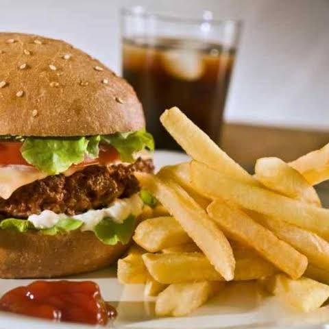 hamburguesa clasica con papas y refresquito de355m