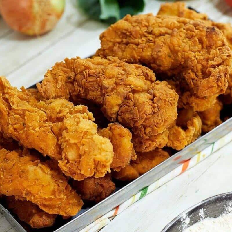 Frango crocante por fora, suculento por dentro e preparado no estilo coreano. Escolha seus pedaços favoritos, monte do seu jeito e finalize com seu molho preferido! 🇰🇷✨