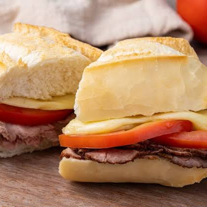 Pão francês, tomate, alface, presunto e queijo