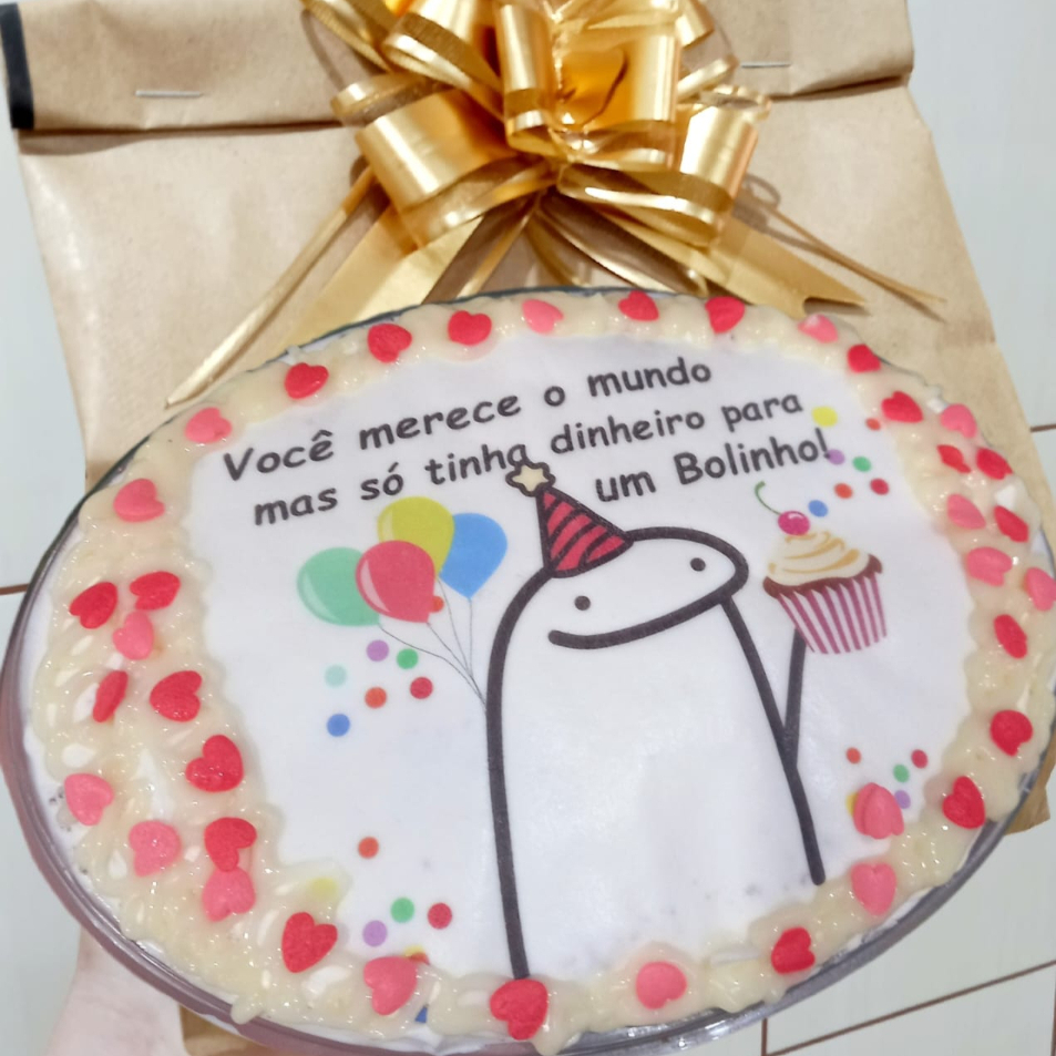 Bolo Floresta negra com Tema: Vc merece o mundo, mas só tenho dinheiro para um bolinho. Inclui também 4 Doces Gourmet variados, uma vela caracol, embalagem presenteavél e um cartão pequeno com suas palavras de felicitações ou como preferir, deixar escrito no campo observação. Finalizado com laço de organzia dourado, Um luxo de presente!