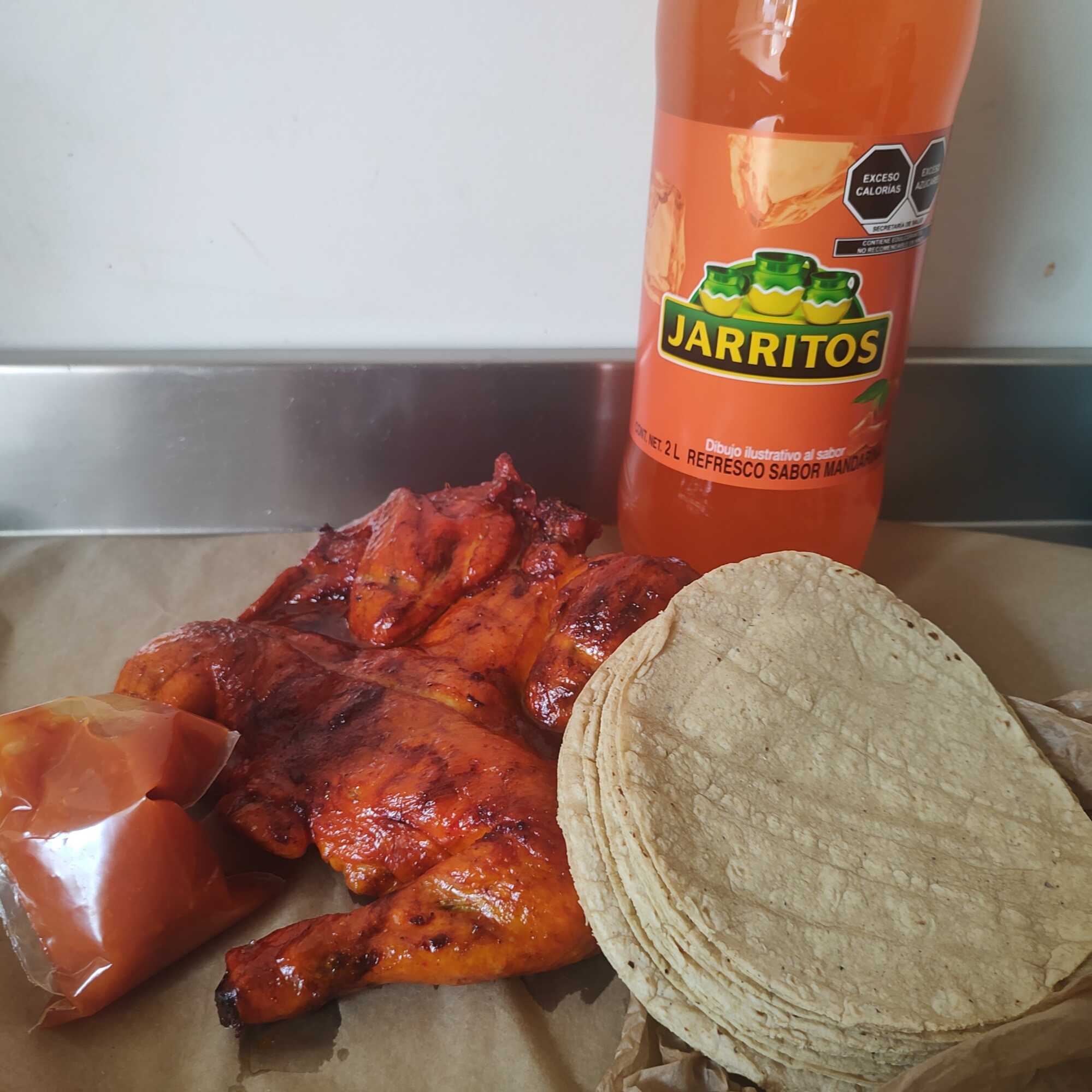 Un Pollo Rostizado + Un Refresco Jarritos de 2 Lt
