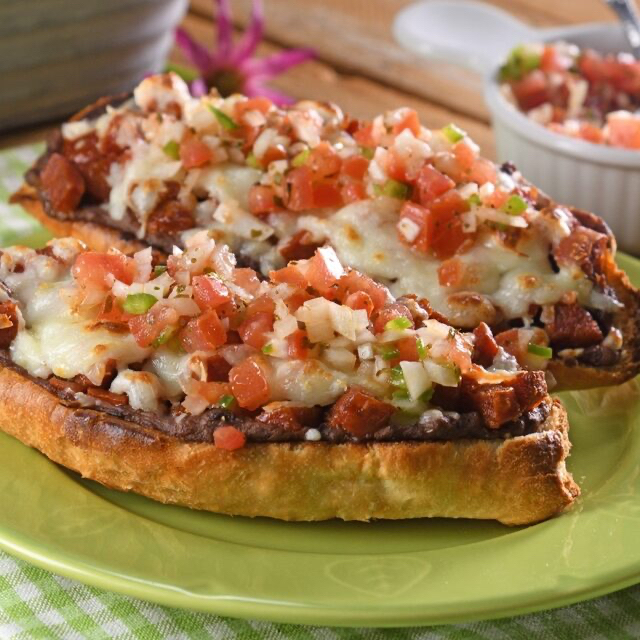 Molletes con Chorizo