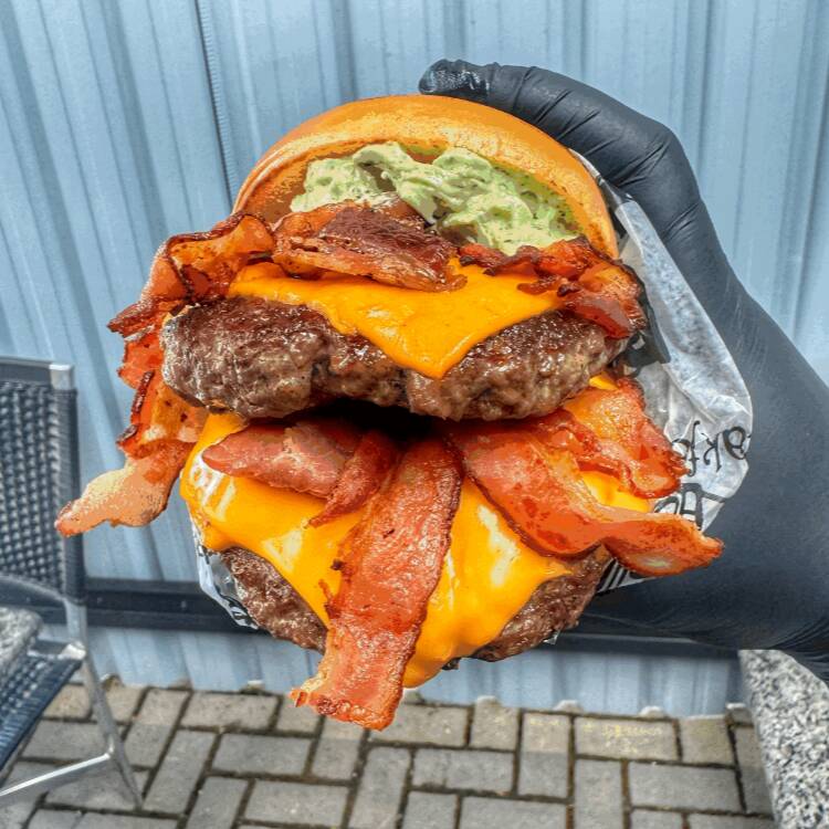 O Marte Duplo é a escolha definitiva para quem busca intensidade máxima, servido em nosso pão brioche premium, reconhecido por ser extremamente amanteigado, macio e selado com perfeição. Este gigante conta com dois hambúrgueres artesanais de 150g cada, garantindo 300g de carne suculenta, cobertos por uma camada dupla de queijo cheddar derretido. Para elevar o sabor, o lanche traz o dobro de bacon crocante, garantindo crocância em cada mordida, e é finalizado com nossa exclusiva maionese verde artesanal, que entrega o frescor ideal para completar essa experiência monumental.