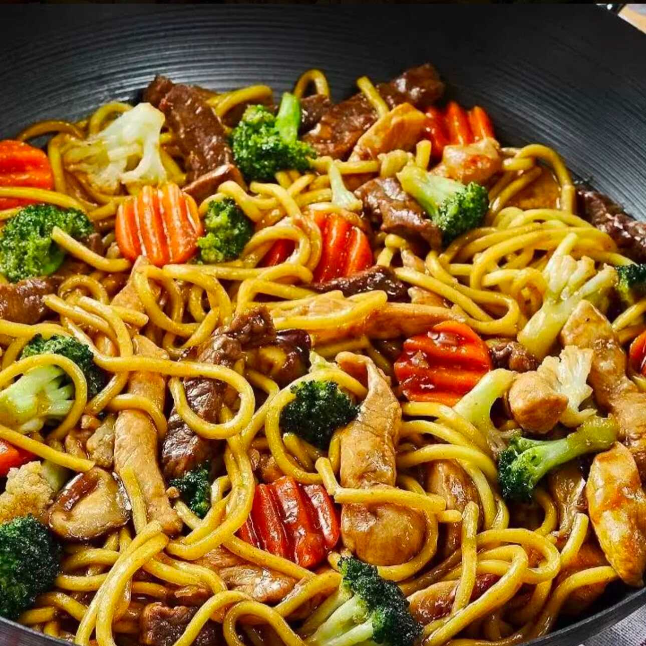 Delicioso yakisoba preparado com macarrão oriental, legumes frescos e molho especial da casa, salteado no ponto perfeito para garantir muito sabor em cada garfada.