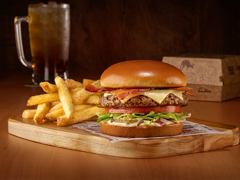 200g de hambúrguer de carne, queijo, picles, tomate, alface, cebola, maionese e um acompanhamento à sua escolha. Se preferir, peça com bacon também. Troque a maionese por mostarda e peça no melhor estilo mad max.