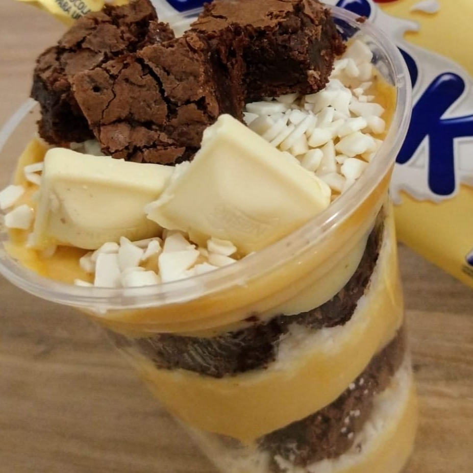 Recheio de brawnie com brigadeiro branco aerado , finalizado com cobertura brigadeiro branco aerado e granule branco e sabor suave que derrete na boca.