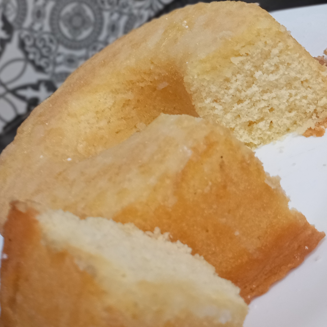 Farinha de trigo extra clara, ovos, margarina, açúcar refinado, leite integral e suco de laranja.