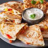 1 UNIDADE DE QUESADILHA DE QUEIJO ESCOLHA 1 MOLHO (GUACAMOLE OU SOUR CREAM) 3 UNIDADES DE TACOS ( ESCOLHA SABORES) 1 BURRITO (ESCOLHA SABORES) 1COCA COLA 200 ML OU GUARANÁ