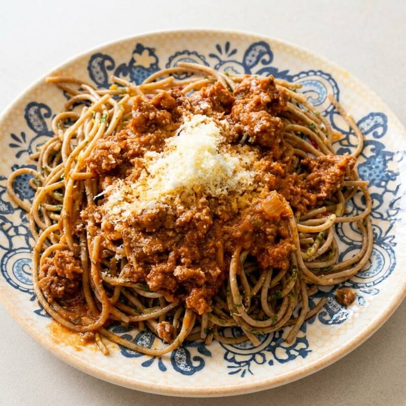 Uma experiência culinária extraordinária com nosso macarrão integral com patinho à bolonhesa, coberto com o toque irresistível de queijo parmesão ralado. Uma combinação perfeita de sabores e texturas que vai conquistar seu paladar! Obs: Nossas marmitas são congeladas. Vão direto para o microondas. Menos de 5 minutinhos e está pronta!