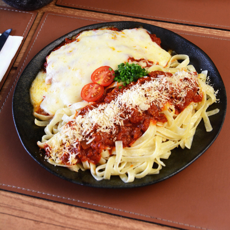 Fettuccine ao molho sugo acompanhado de filé à parmegiana.