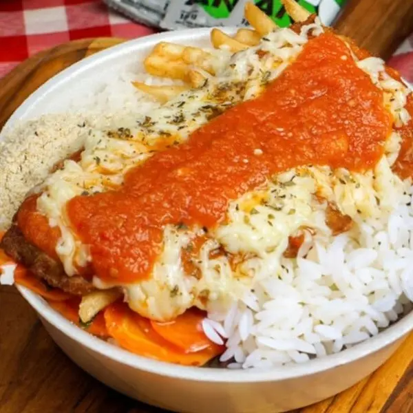Bife à parmegiana, arroz, refogado do dia, (escolha: fritas, purê ou palha)