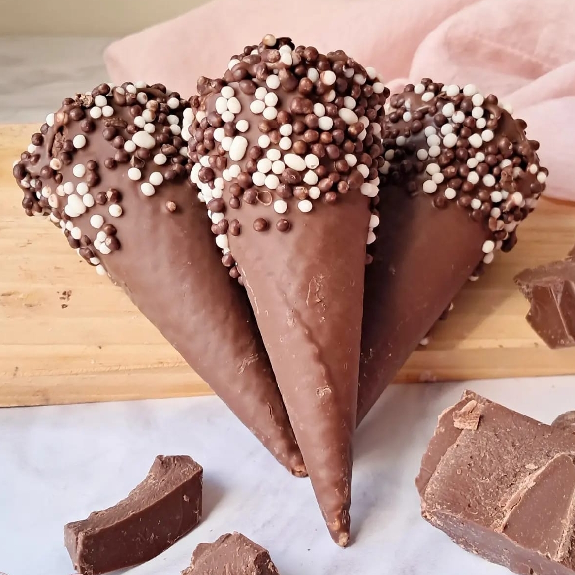 Cone crocante recheado com uma camada generosa de Nutella, envolvido por trufa cremosa de leite Ninho, criando a combinação perfeita entre chocolate e leite em cada mordida. Doce na medida certa, irresistível do começo ao fim 🤍🍫