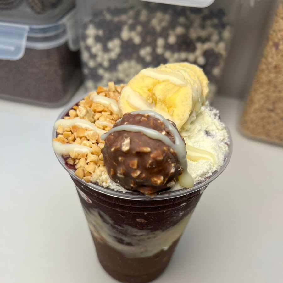 Creme de Avelã+ Creme de Leitinho + Leite em pó + Leite Condensado + Granulado de Amendoim + Banana cortada em rodela e Ferreiro Roche Original