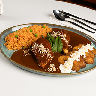 SUPREMA DE POLLO CON MOLE