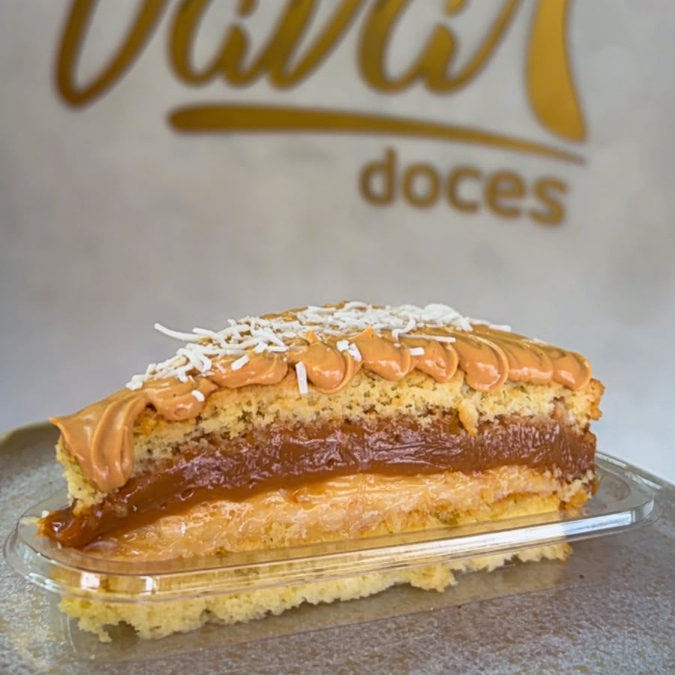 ma deliciosa fatia de massa fofinha com uma camada generosa de doce de leite, finalizada com mousse de doce de leite e coco ralado, trazendo uma combinação cremosa e irresistível. 🥥🍰🤎