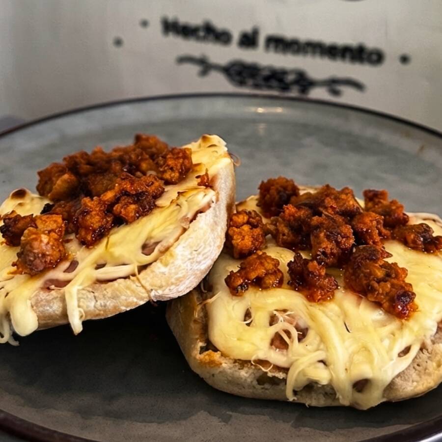 Molletes con Chorizo