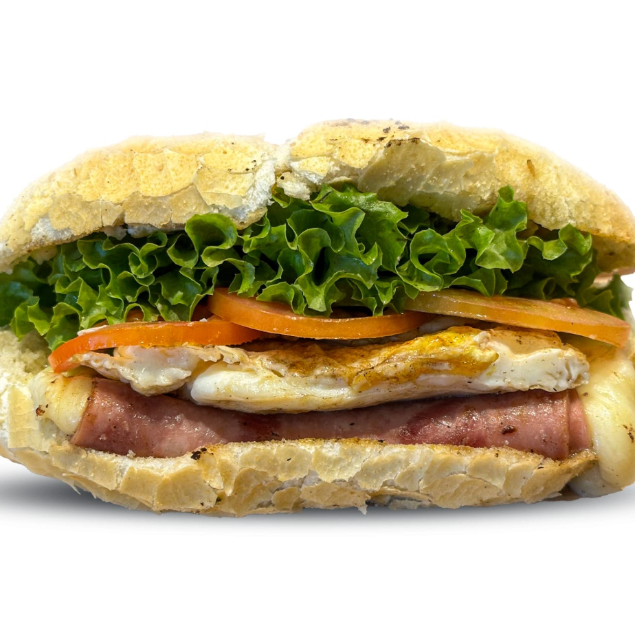 Presunto, mussarela, ovo, alface e tomate - servido no pão francês, fresquinho e recheado na medida certa.