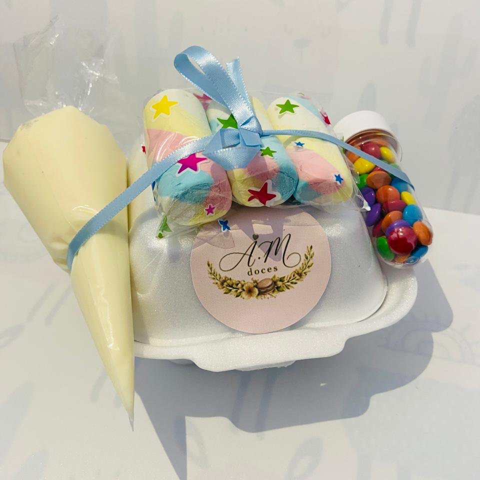 Bolo de chocolate, recheio cremoso, confeitos e marshmallows