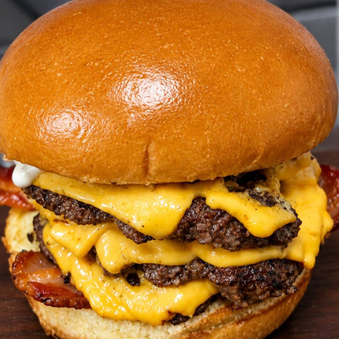 Pão Brioche, Maionese do Chef, 2 burger smash de 80g Queijo Cheddar, Bacon Grelhado