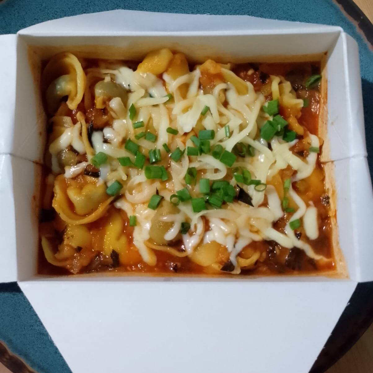 Massa Chapeuzinho recheada com carne envolvida em molho Pomodoro.
Despensa apresentações e descrições.
Apenas apreciem os sabores.