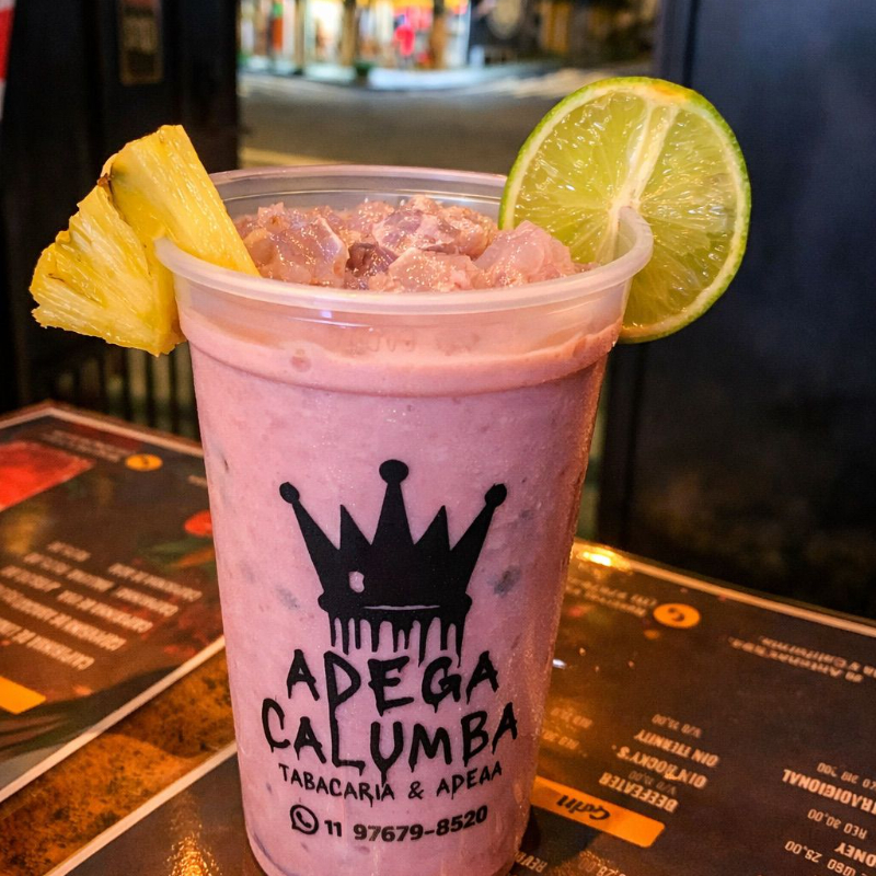 Deliciosa batida com abacaxi,vinho , leite condensado e gelo.