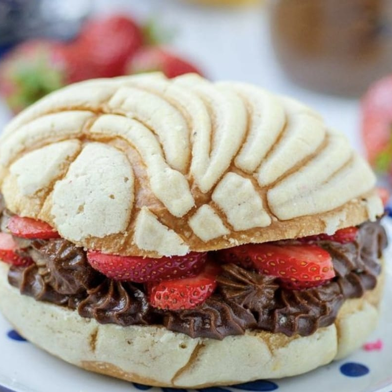 Concha Rellena de NUTELLA y Fresas