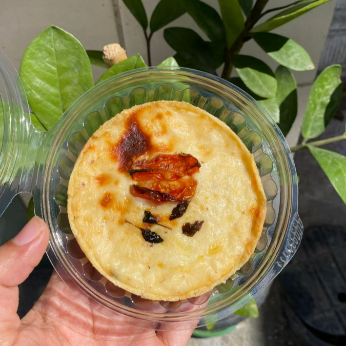 Classica torta francesa a base de patê briseé - recheio cremoso de tomate cereja confitado, queijo mussarela, Catupiry e manjericão, leve toque de pimenta e noz moscada. Excelente opção de lanche ou almoço vegetariano.----Tags------bolos caseiro, quiches, sobremesas, bolo no pote, verrines, sobremesas de colher, salgados, coxinha, frete grátis, combos, promoção, mini bolo, croissant, pão de batata, pães, presente, camarão, frango, calabresa, sorvete, semifredo, entrega rápida, chocolate, maracujá, chocolatudo, docinho, doce, promoção, oferta, mini bolo, caseirinho, caseirinho de chocolate, banoffe, tart banoffe, deleite, Ninho, doce de leite, parmesão, banana, torta de banana, canela, torta, tarts, tartelete, morango, cacau, geleia, manjericão, caramelo salgado, caramelo salgado, Nutella, crocante, tomate, caprese, requeijão, cremoso, temperado, pão, lanche, lanche rápido, cinnamon, cream cheese, pão doce, creme de queijo, pão delícia, queijo parmesão, charque, massa folha