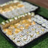 20 uramakis california , 20 uramakis salmao grelhado com batata e cream cheese, 20 kapamakis, 20 hot salmao com cream cheese (Obs: Não E Possivel Alterar Os Itens Desse Combo)