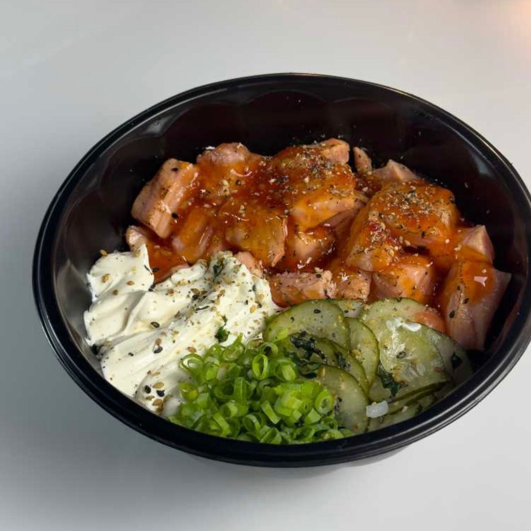 Arroz sushi,cubos de salmão maçaricado, geleia de pimenta,creme chese, pepino e cebolinha