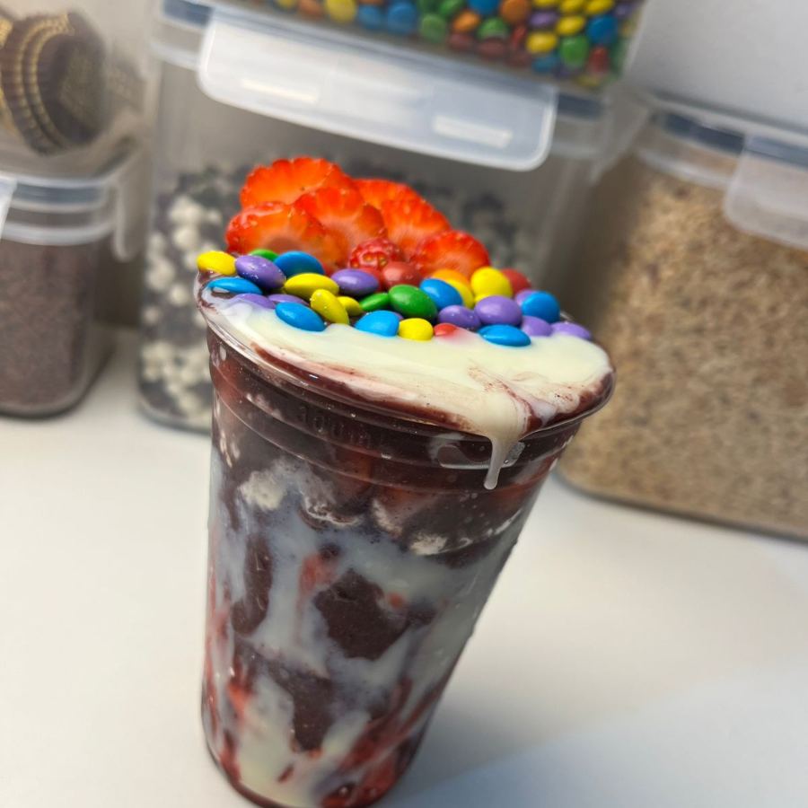 Leite em pó + Leite condensado + Creme de Leitinho + Morango fatiado + Confete colorido