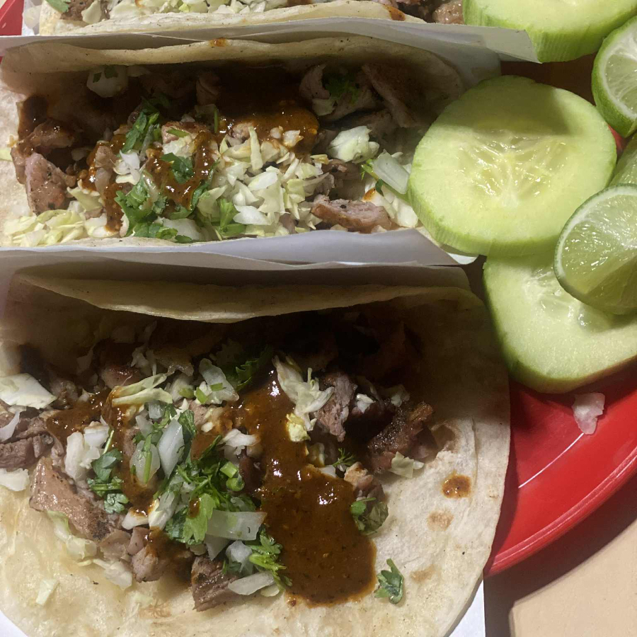 2 Tacos, Una Quesadilla con Carne y Un Agua