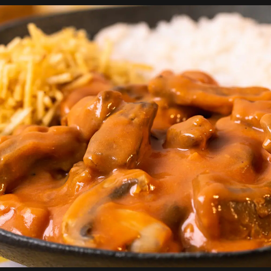 Acompanha arroz branco, strogonoff de carne , batata palha