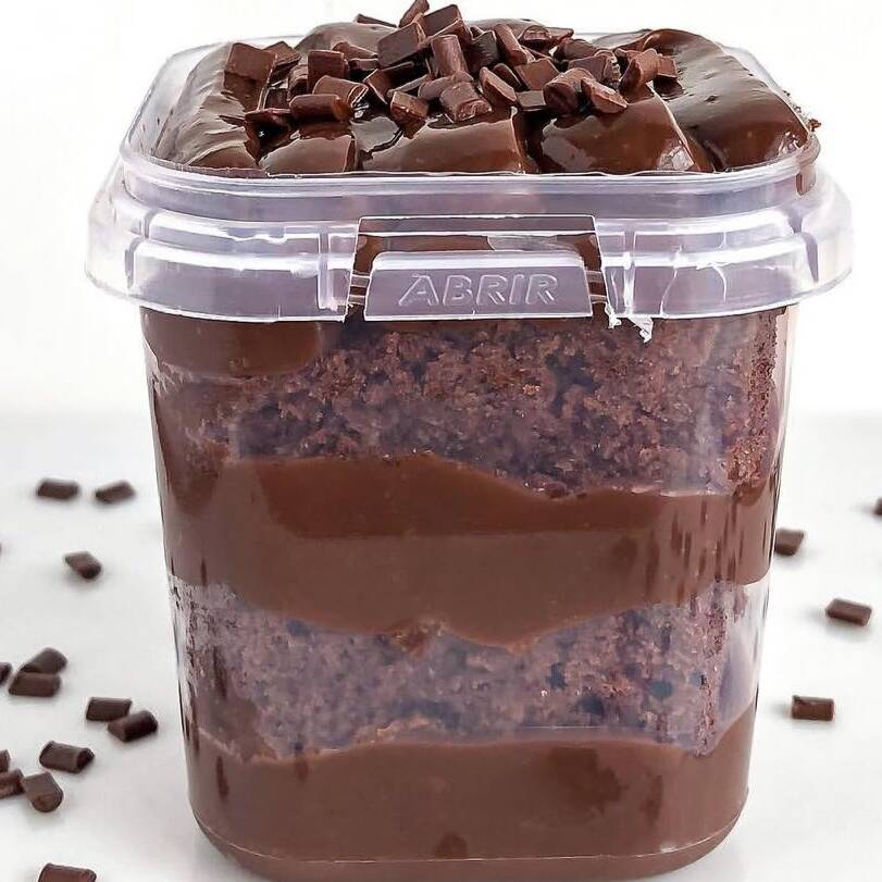 massa de chocolate, recheio cremoso de chocolate, finalizado com granulado Gourmet. Nossos bolos são montados na hora.
Pote de 220 ml