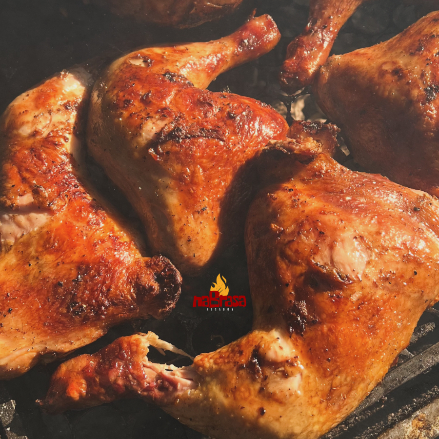 Prepare-se para o frango mais saboroso que você já provou! Nossa Coxa e Sobrecoxa é cuidadosamente marinada em um blend secreto de especiarias, garantindo que o sabor penetre em cada fibra da carne. Assada à perfeição até ficar irresistivelmente dourada, ela entrega uma casquinha crocante por fora que quebra na primeira mordida, revelando um interior surpreendentemente macio e suculento. É uma verdadeira explosão de sabor e texturas!