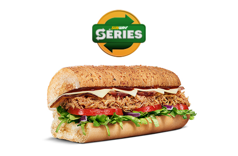 Pão 3 queijos, carne desfiada com bacon, queijo tipo suíço fatiado em dobro, alface, tomate, cebola roxa e molho barbecue.