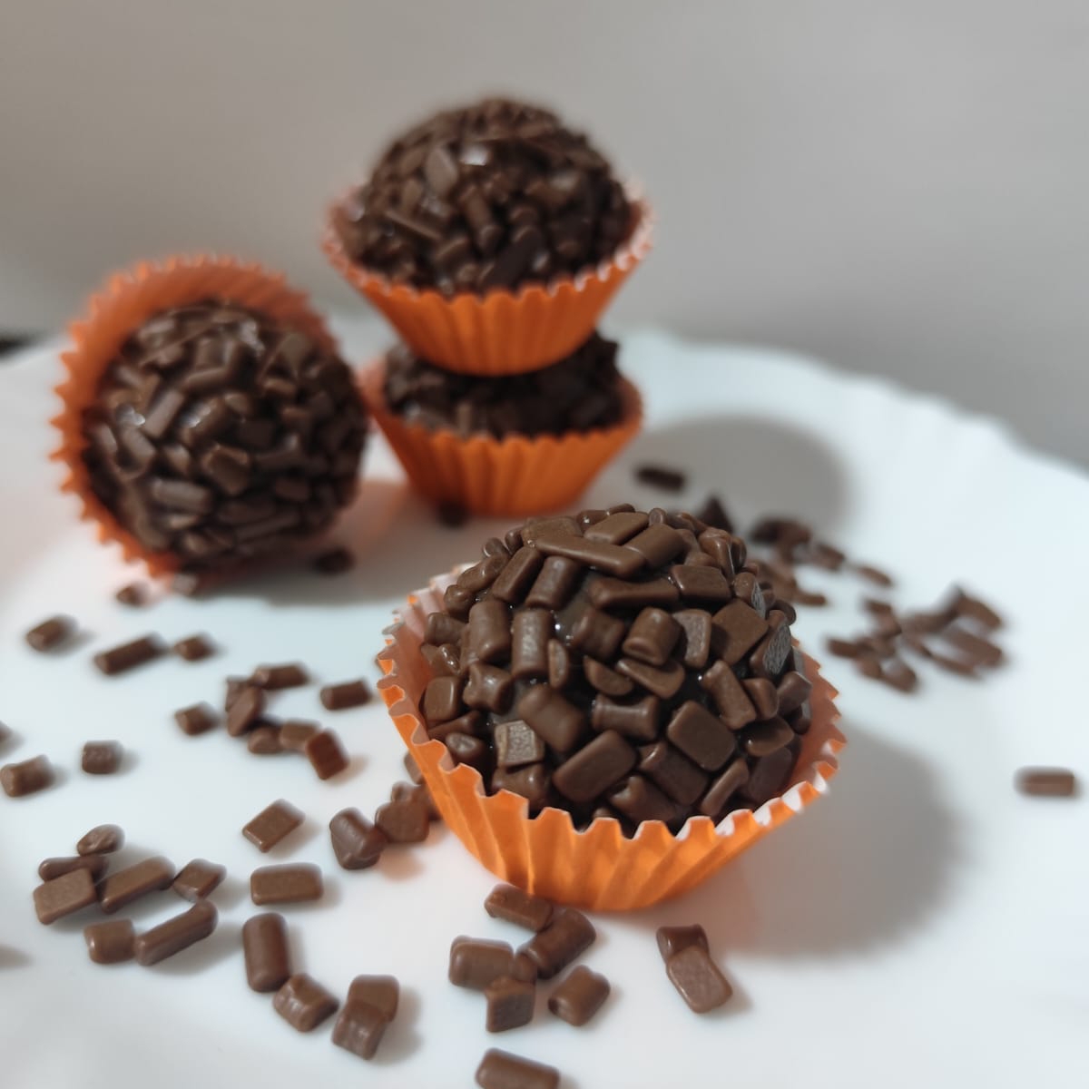 Delicioso e tradicional Brigadeiro feito com chocolate, super cremoso. Doce de aproximadamente 22g coberto com granulado nobre ao leite.