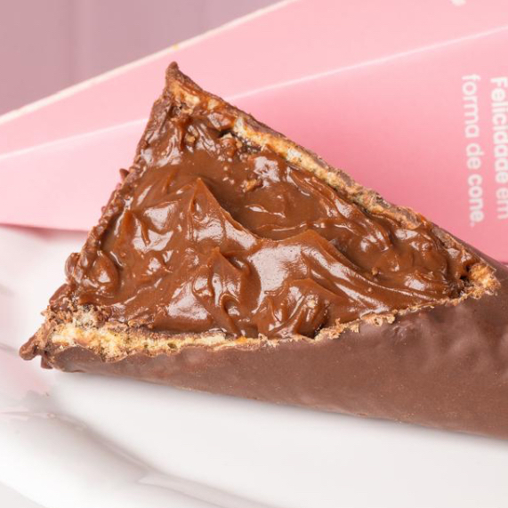 Casquinha crocante, banhada no chocolate, recheada com brigadeiro tradicional. Peso médio - 100g