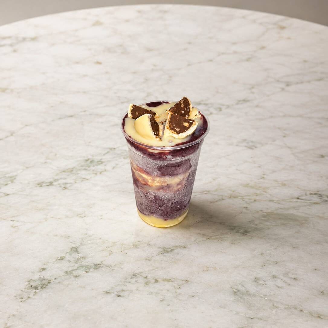 Açaí cremoso combinado com leite condensado, leite em pó e os irresistíveis bombons Ouro Branco, trazendo crocância e muito sabor em cada colherada. Uma verdadeira joia do nosso cardápio!