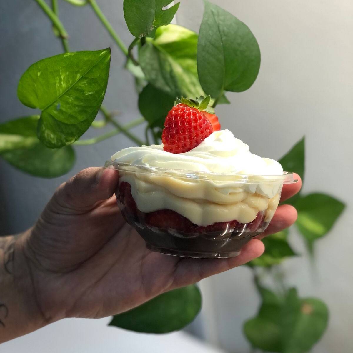 A combinação que conquista à primeira colherada! Camada de recheio gourmet de chocolate e creme gourmet de Leite Ninho, morangos fresquinhos e suculentos, finalizados com uma mousse de Ninho extremamente cremosa. Um equilíbrio perfeito entre o sabor intenso do chocolate, a delicadeza do Ninho e o frescor irresistível do morango. Impossível comer só uma vez!