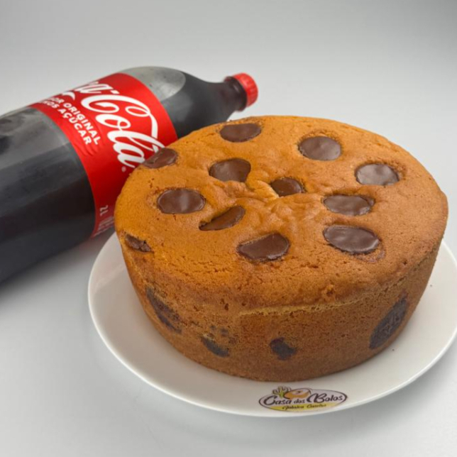 Bolo de gotas de chocolate ao leite, massa tradicional. rendimento ate 10 fatias mas coca cola normal de 2 litros.