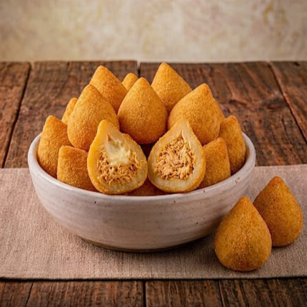 Mini salgado 20 gramas recheados com frango desfiado.
