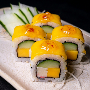 Uramaki california finalizado com manga e geléia de pimenta.
