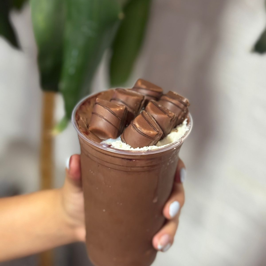 Açaí cremoso · Nutella Original · fruta fresca · leite em pó. Nutella de verdade — Original, generosa, derramando pelo copo. Açaí cremoso com camadas de Nutella misturadas e fruta fresca pra equilibrar o doce com aquele toque tropical. Não precisa de apresentação: quem ama Nutella sabe que esse copo é pra si.